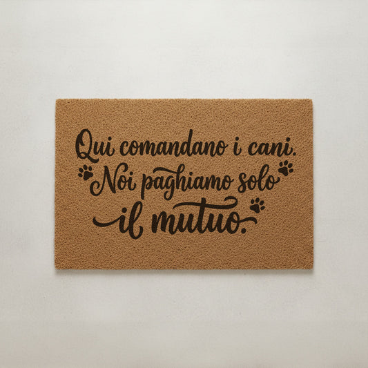 "Hier haben die Hunde das Sagen. Wir bezahlen nur die Hypothek." - Fußmatte der Wahrheit