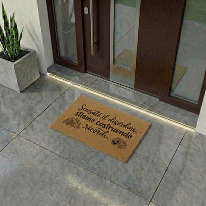 "Scusate il disordine, stiamo costruendo ricordi." - Zerbino della verità