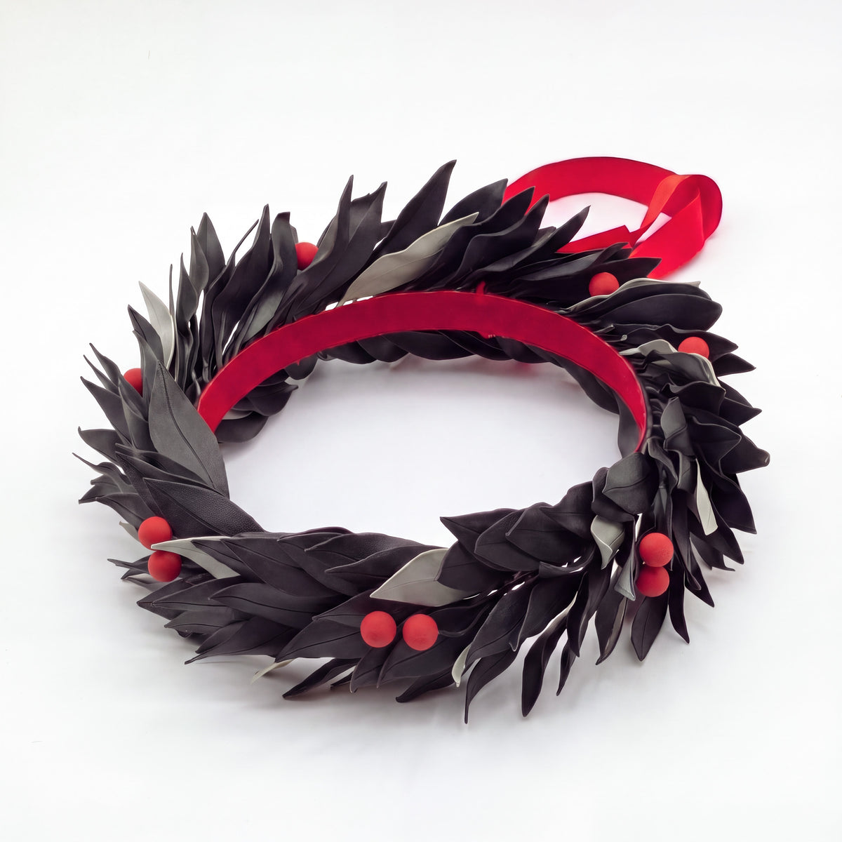 Nero con foglie grigie / Bacche
