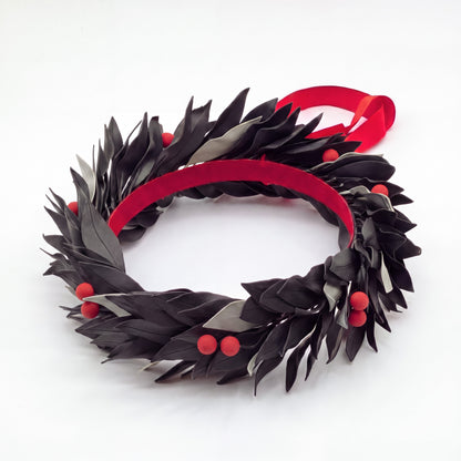 Nero con foglie grigie / Bacche