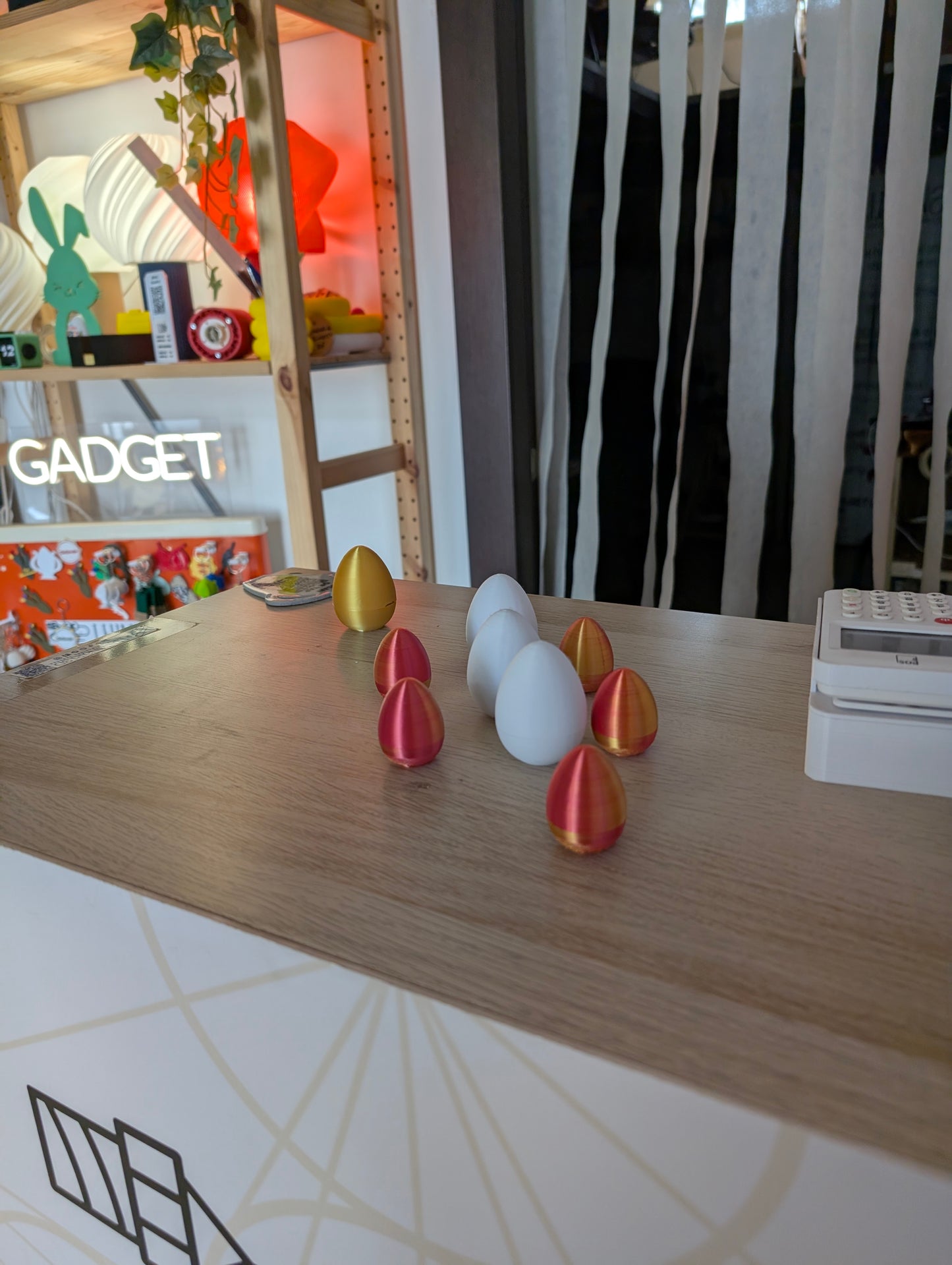 Ovetto Sorpresa con Dito Medio – Il Gadget Irriverente Che Parla Da Solo!