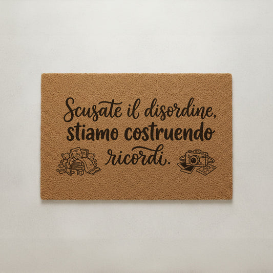 "Entschuldigt die Unordnung, wir schaffen gerade Erinnerungen." - Fußmatte der Wahrheit