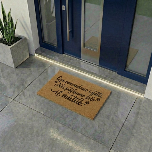 "Hier haben die Katzen das Sagen. Wir zahlen nur die Hypothek." - Fußmatte der Wahrheit